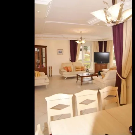 Picture Renting Your 5 Star Located In With Beautiful Private Pool, 1030 Vilă *
